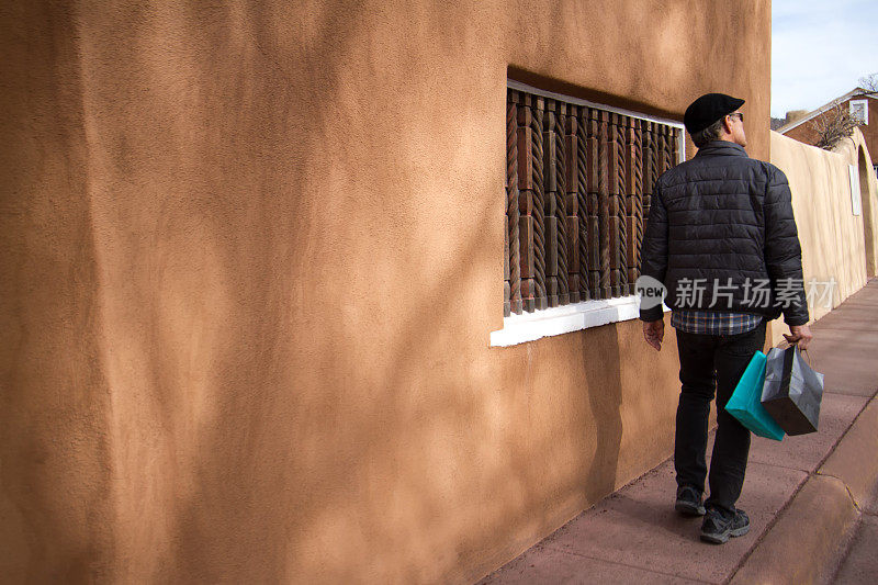 圣塔菲，安大略省:峡谷路的男游客/购物者